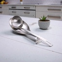 Reposa espumadera cucharon sobre mesada metálica Plateado